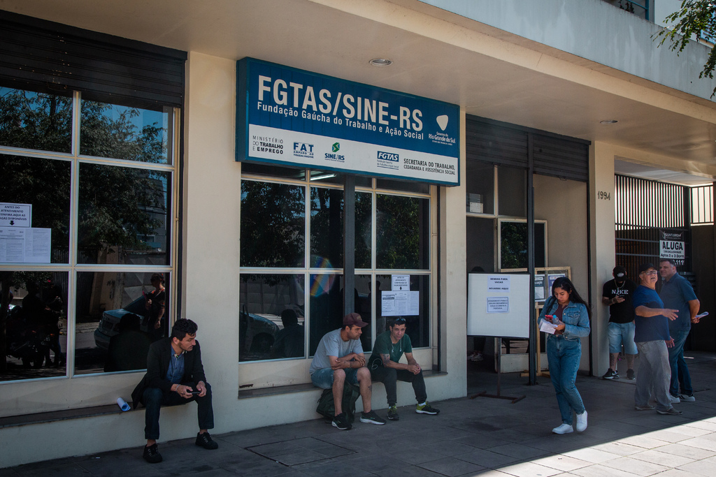 Feirão do Sine oferta quase 10 mil vagas de emprego para jovens no RS nesta sexta-feira; agência de Santa Maria participa