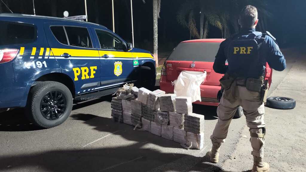 Casal é preso com mais de 100kg de drogas em porta-malas de carro em Santiago