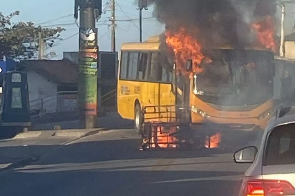  - Linhas de ônibus voltam a circular após ônibus amarelinho ser incendiado no Norte da Ilha – Foto: Redes Sociais/ Reprodução