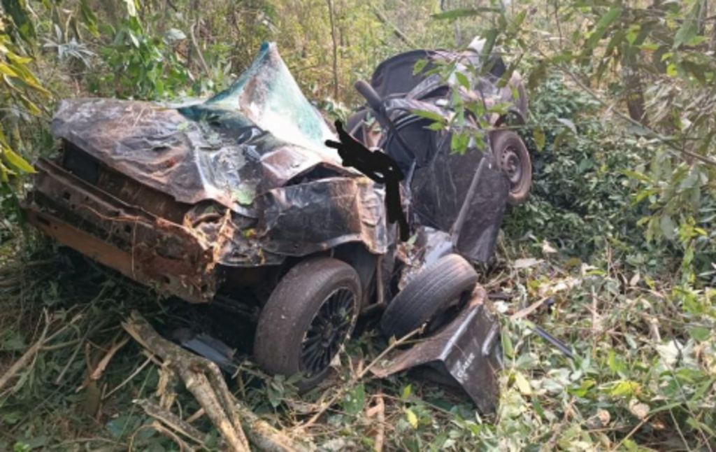 Carro cai em ribanceira e deixa homem morto no Oeste