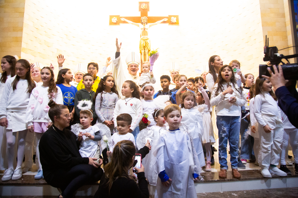 Galeria de imagens: No final, crianças subiram no altar para a benção final