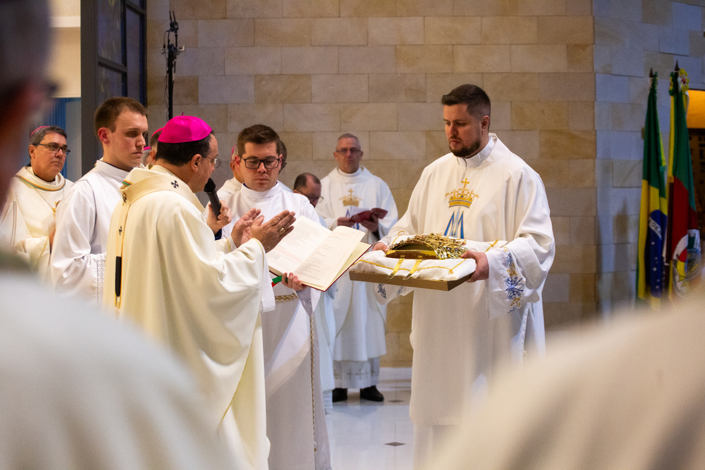 Galeria de imagens: A coroação foi realizada em cerimônia na Basílica Medianeira