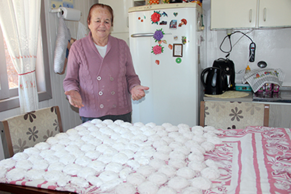  - Dona Maria fez uma fornada de bolachas para compartilhar