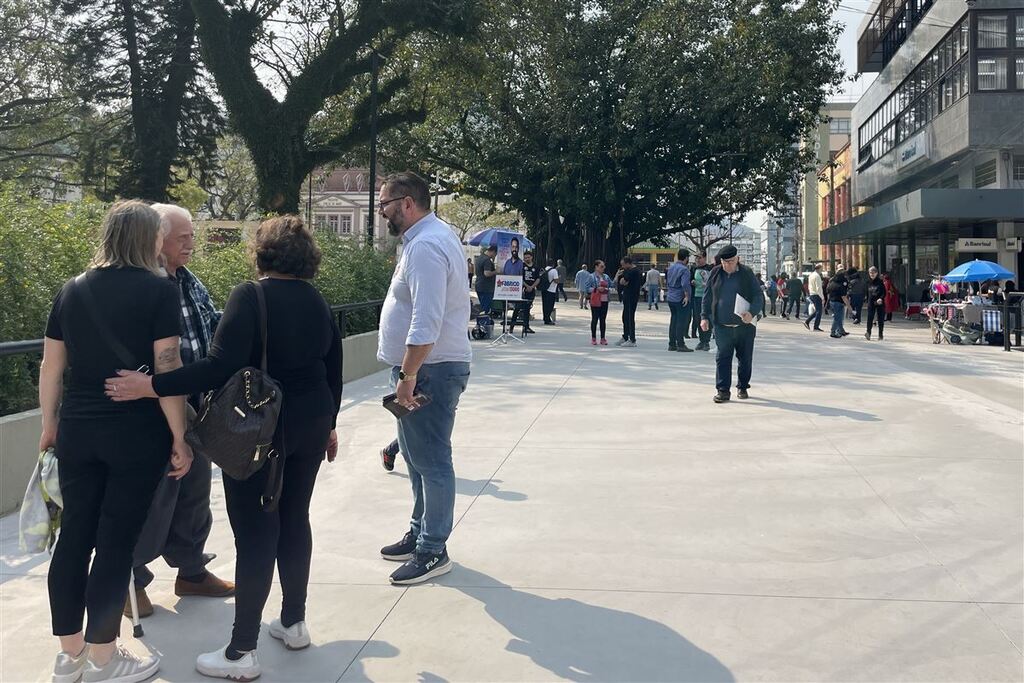 título imagem Campanha eleitoral abre com debate entre os candidatos e ações na rua