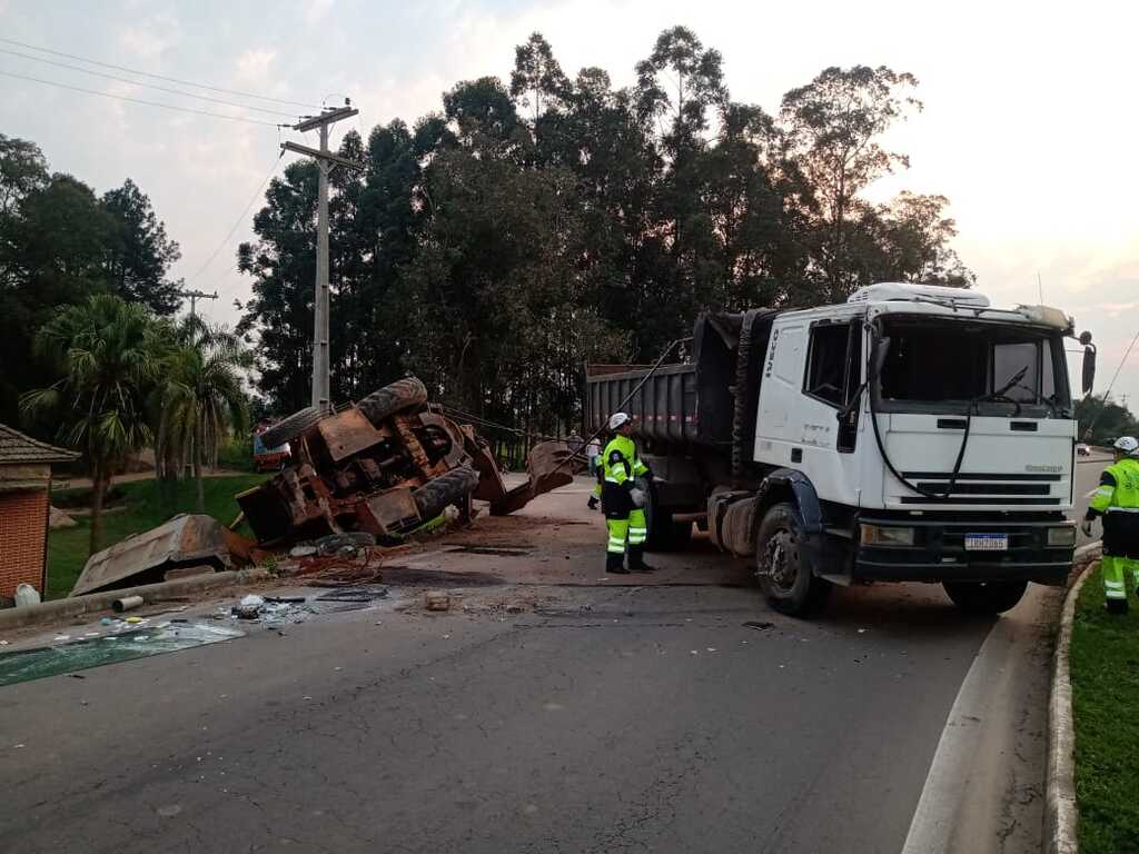 Caminhão caçamba tomba no Trevo do Santuário, em Restinga Sêca