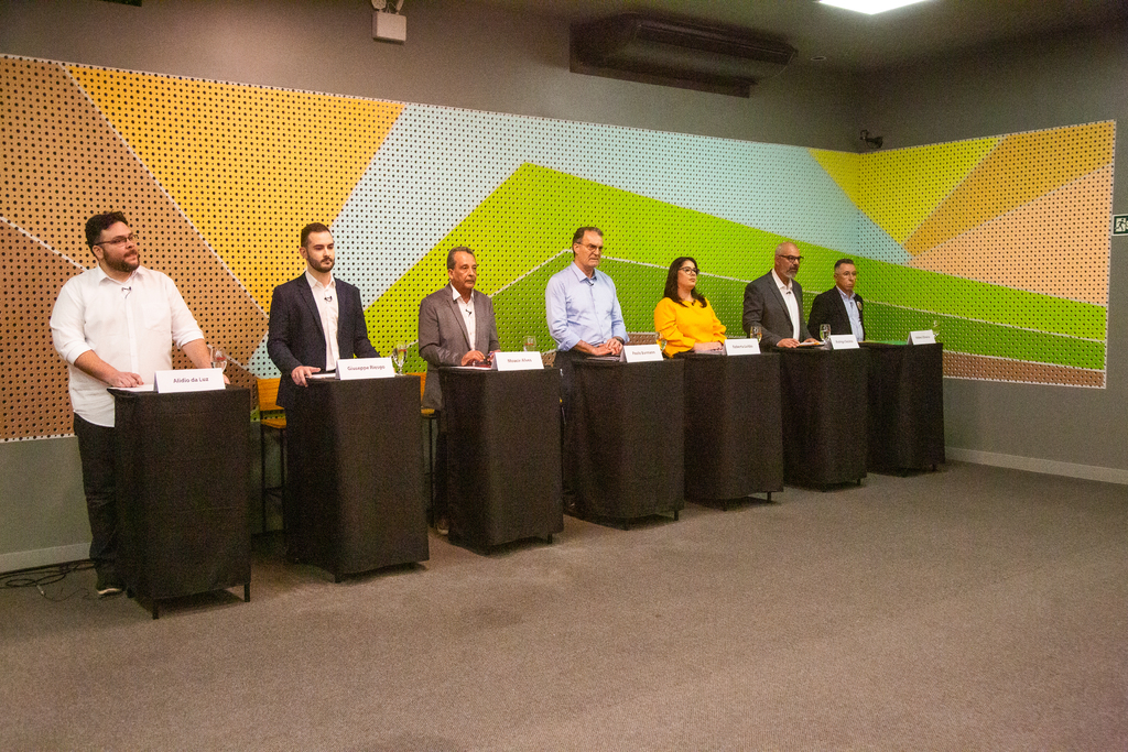 Foto: Beto Albert (Diário) - A partir da esquerda, Alidio da Luz, Giuseppe Riesgo, Moacir Alves, Paulo Burmann, Roberta Leitão, Rodrigo Decimo e Valdeci Oliveira no debate da última sexta-feira na sede do Diário