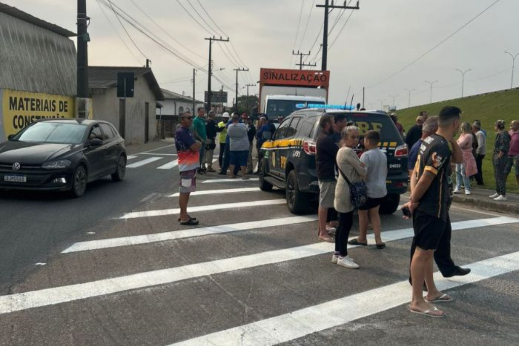 (Imagem reprodução) - Pintura no acesso ao Alto Arroio é suspensa após protestos em Imbituba