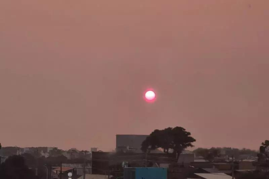 Fumaça no céu: entenda o fenômeno registrado em SC e confira as recomendações da Defesa Civil