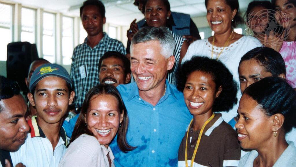 Foto: © ONU. - Legenda: O Dia Mundial Humanitário resgata a vida e a memória de Sergio Vieira de Mello, vítima de um atentado terrorista em Bagdá, no Iraque, em 19 de agosto de 2003. Sergio Vieira de Mello chefiava a missão da ONU no Iraque, servindo como representante especial do secretário-geral Kofi Annan. O atentado ceifou a vida de 22 trabalhadores humanitários. Foto: Sergio Vieira de Mello (centro), administrador transitório do Timor Leste, participa de sua despedida do país asiático, em maio de 2002.