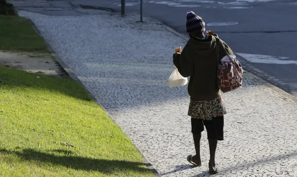 Em dia de luta, defensores públicos atendem morador de rua na calçada