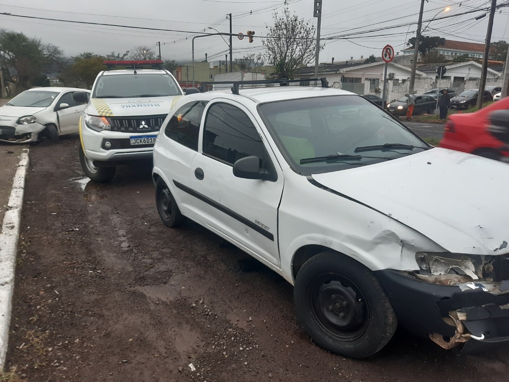 Colisão entre dois carros é registrada em cruzamento de vias em Santa Maria