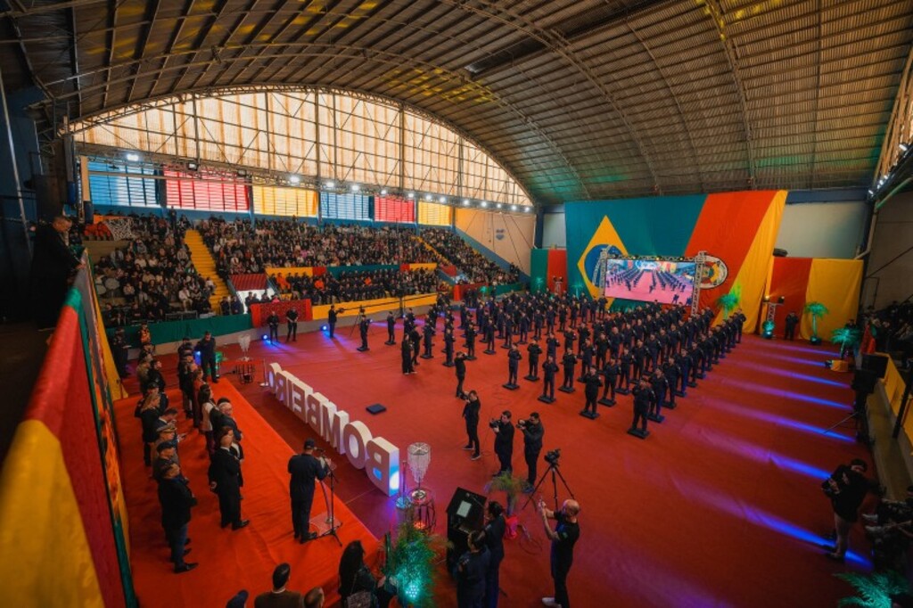 CORPO DE BOMBEIROS MILITAR FORMA 96 SOLDADOS