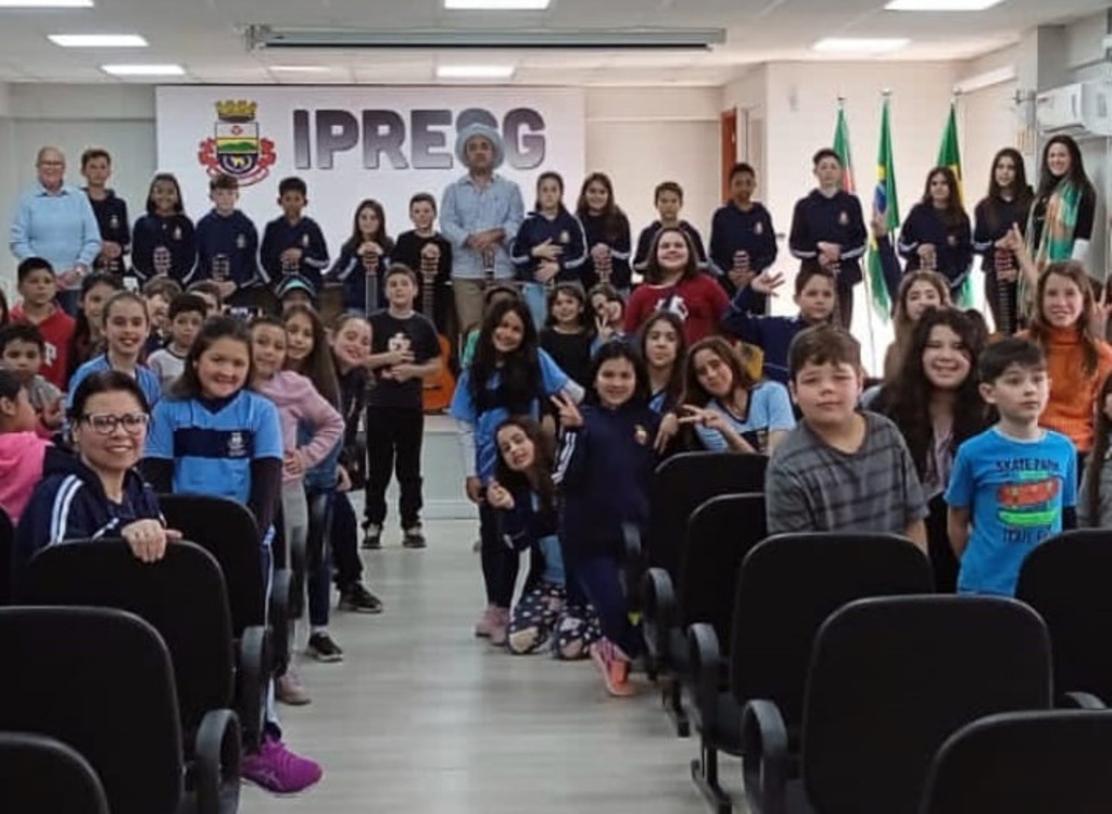 CAMERATA APRESENTA “UM PONTEIO DE PROSA” PARA ESTUDANTES DO MUNICÍPIO.