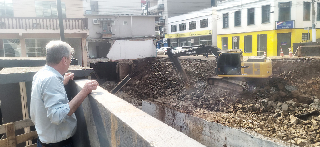 PREFEITURA e EMPRESA terceirizada agilizam os trabalhos de construção da PONTE sobre às águas do Rio CAPINZAL