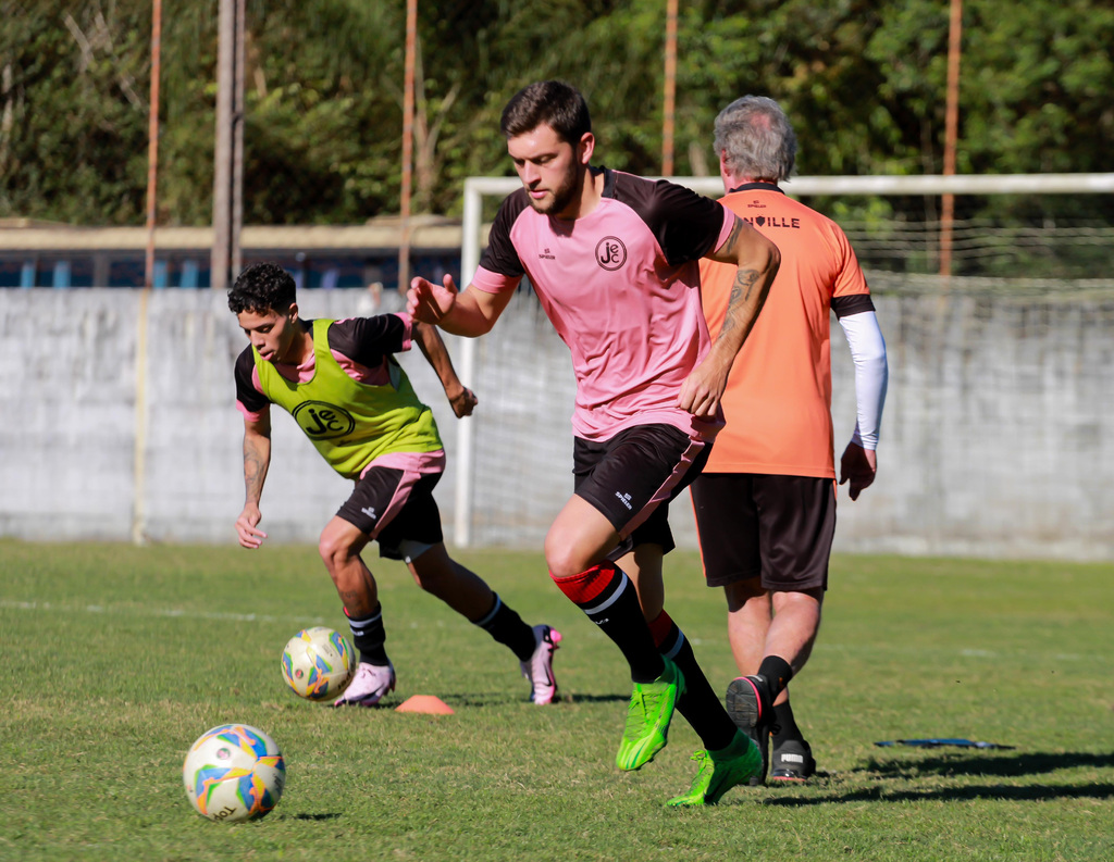 De volta ao futebol catarinense, zagueiro Nuno revela felicidade em defender a camisa do Joinville: “Gigante”