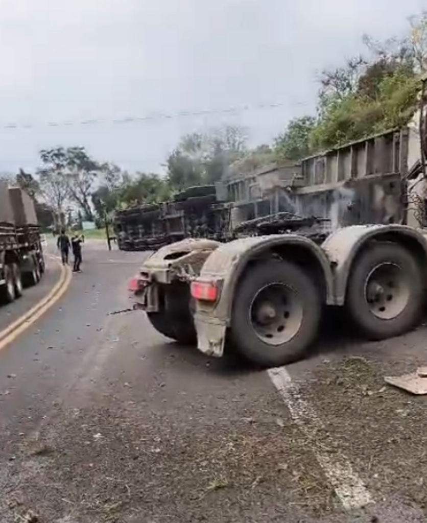 título imagem Carreta bitrem se solta e tomba no trevo de acesso a Jaguari, na BR-287