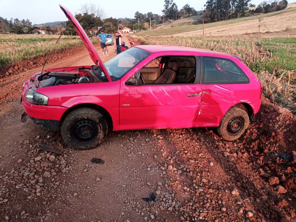 Carro capota em Guaraciaba e deixa vítima