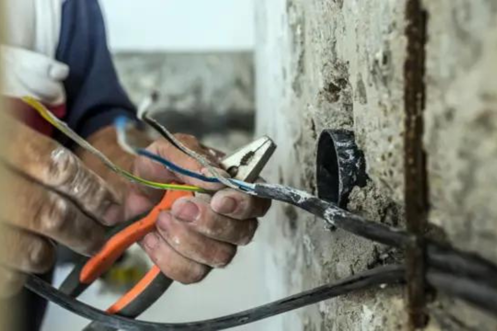 (Imagem  Geety Images) - Homem morre eletrocutado durante reparos na rede elétrica de sua residência