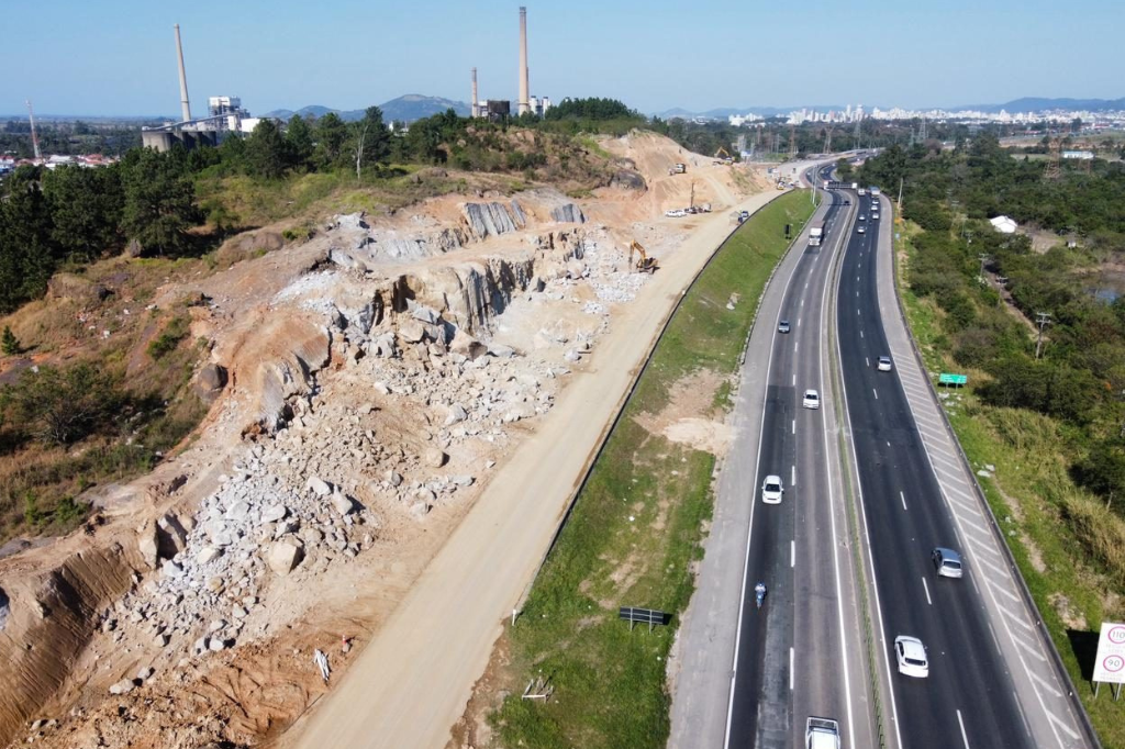 (Imagem CCR ViaCosteira/divulgação) - BR-101 Sul: CCR comunica lentidão de 20 minutos durante detonação de rochas