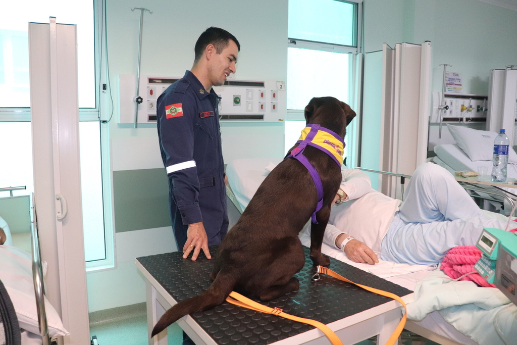 Corpo de Bombeiros Militar em Xanxerê realiza atividade de cinoterapia no Hospital Regional São Paulo