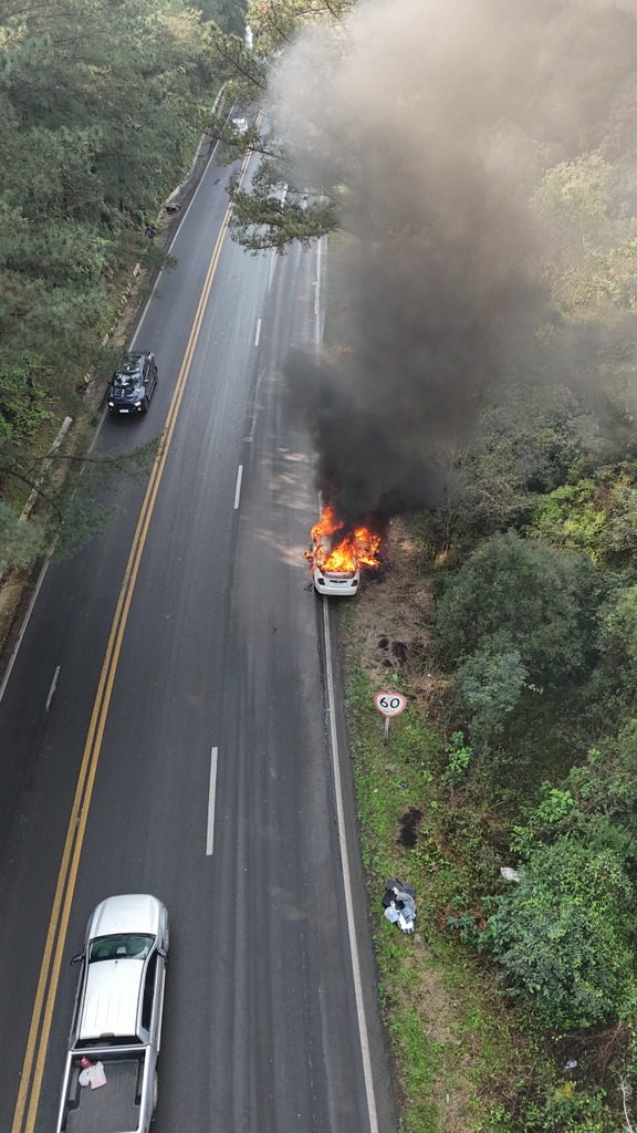 Carro pega fogo na BR-287 em Jaguari