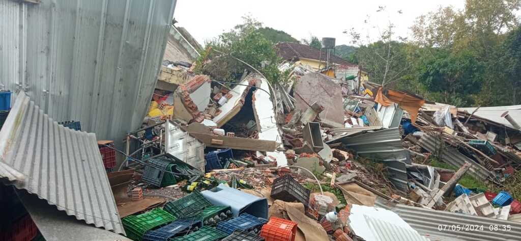 Foto: Arquivo Pessoal - Registro de como ficou a estrutura da vinícola Val Feltrina, em Silveira Martins, atingida pelas enchentes de maio