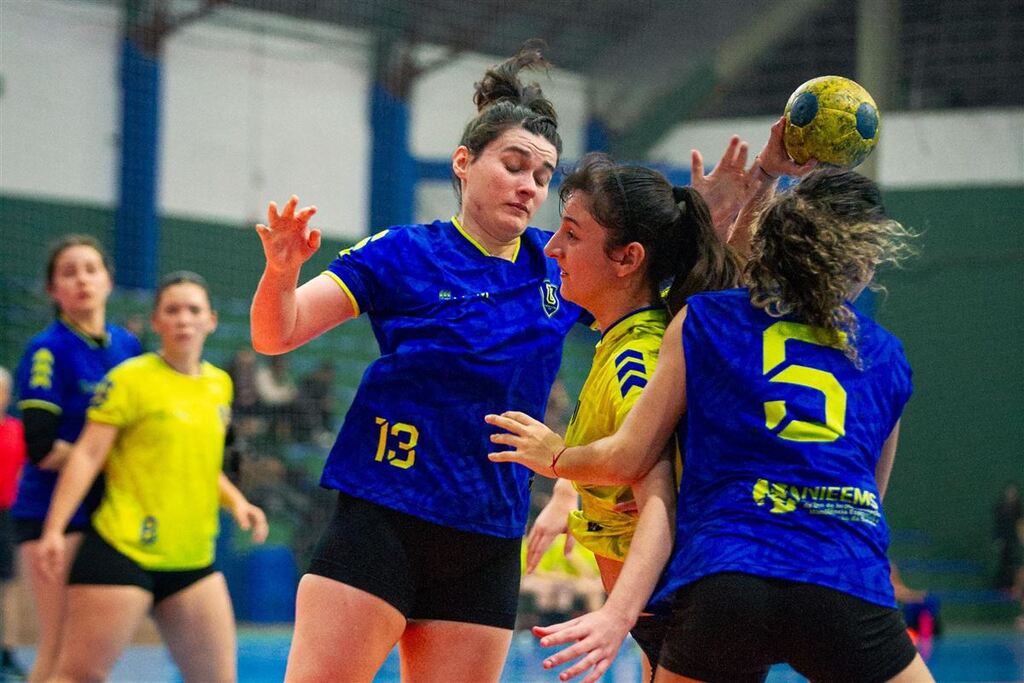 título imagem Campeonato Municipal de Handebol está em fase decisiva