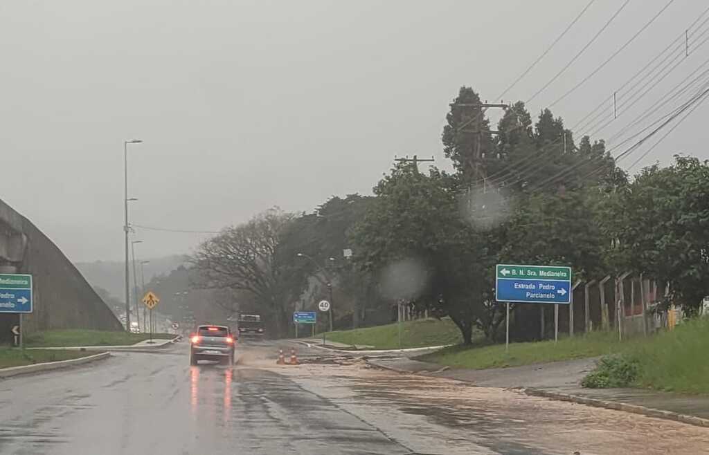 título imagem Volume de chuva na manhã desta quinta causa alagamentos em ruas de Santa Maria; cidade da região já registra mais de 80 mm