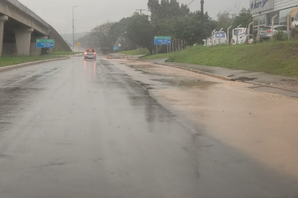 Volume de chuva na manhã desta quinta causa alagamentos em ruas de Santa Maria