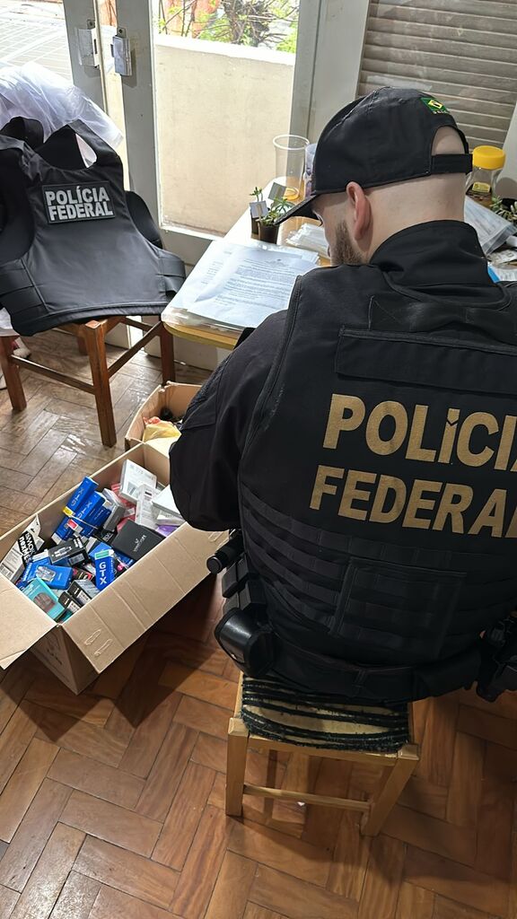 Operação da Polícia Federal combate o comércio de cigarros eletrônicos em Santa Maria