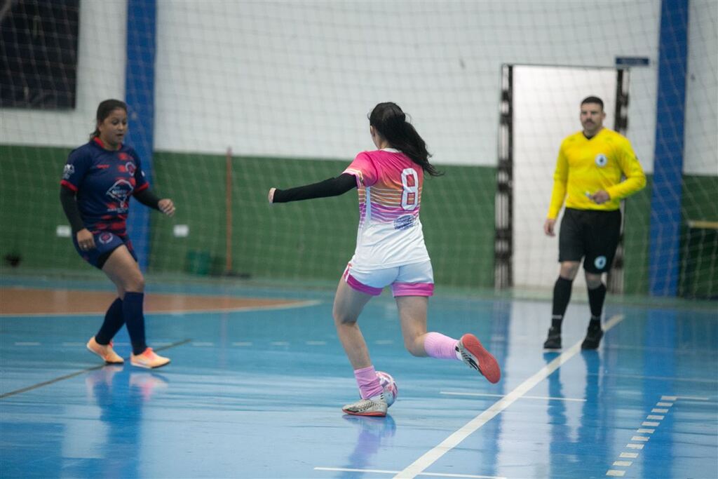 título imagem Jogos do feminino marcam retomada do Municipal de Futsal