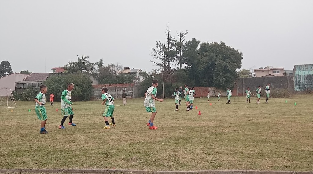 (Foto: Projeto Curunilho FC ( Divulgação) - Atletas do Curunilho FC treinando no campo do Residencial Lopes