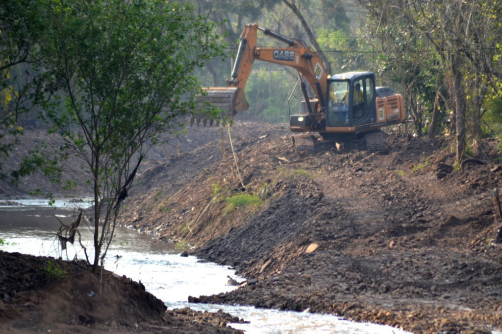 Trecho do Arroio Vacacaí-Mirim, no Bairro Km 3, passa por desassoreamento