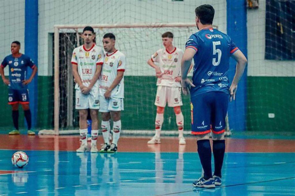 Foto: Ricardo Weschenfelder, UFSM Futsal - Federal, de camisa azul marinho, joga no CDM, neste sábado. Partida começa às 19h