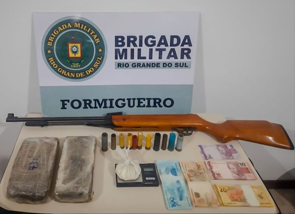 Mulher é presa após apreensão de drogas, dinheiro, arma e munições em sua residência, em Formigueiro