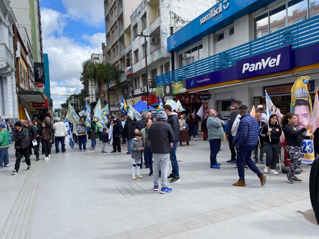 Candidatos de diferentes ideologias tomam o Calçadão Salvador Isaia em campanha