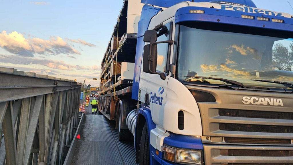 Trânsito na ponte móvel da RSC-287 está liberado após caminhoneiro ficar trancado ao tentar passar pela estrutura