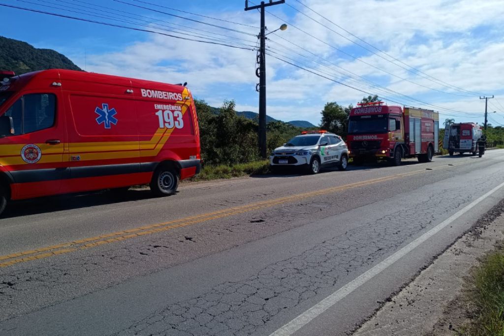 Em Garopaba, Jovem morre ao ser ejetado de moto após bater em guarda-corpo de ponte