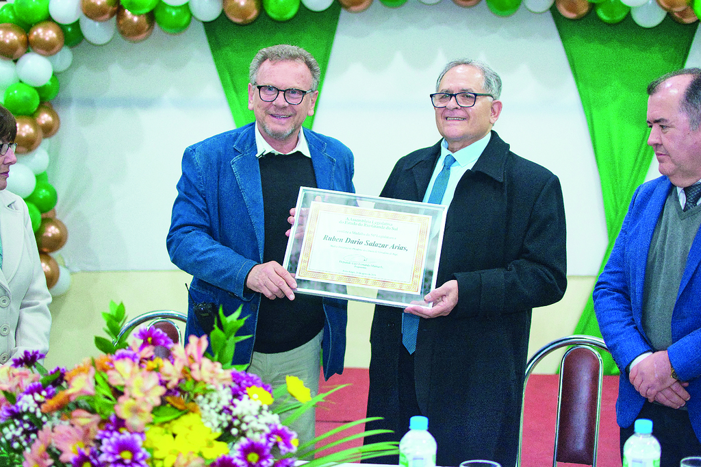 Anderson Coka - O proponente da homenagem, deputado Luiz Mainardi, e o médico Ruben Salazar