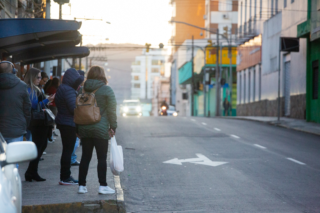 título imagem Com amanhecer gelado nesta terça, temperatura sobe à tarde; sol permanece até quinta