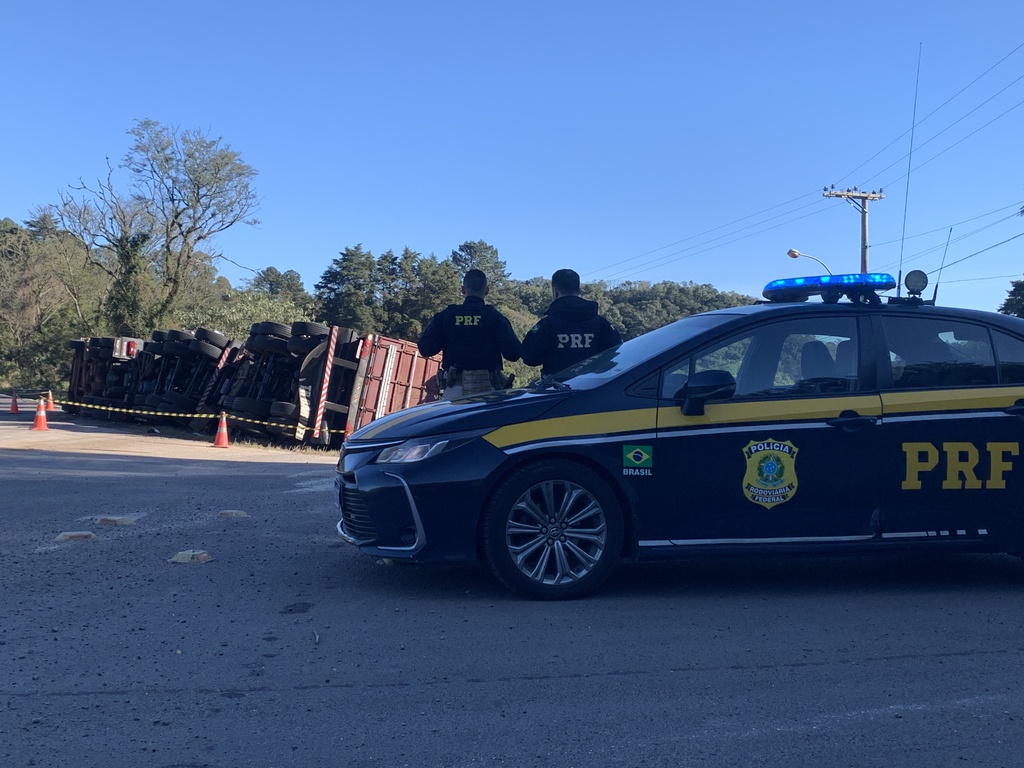 Carreta carregada de arroz tomba às margens da BR-158 entre Santa Maria e Itaara