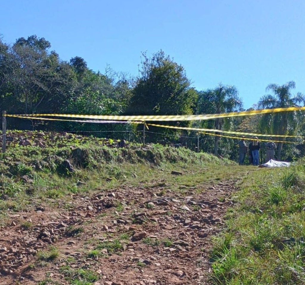 Homem é encontrado morto com pelo menos seis tiros em zona rural de cidade da região