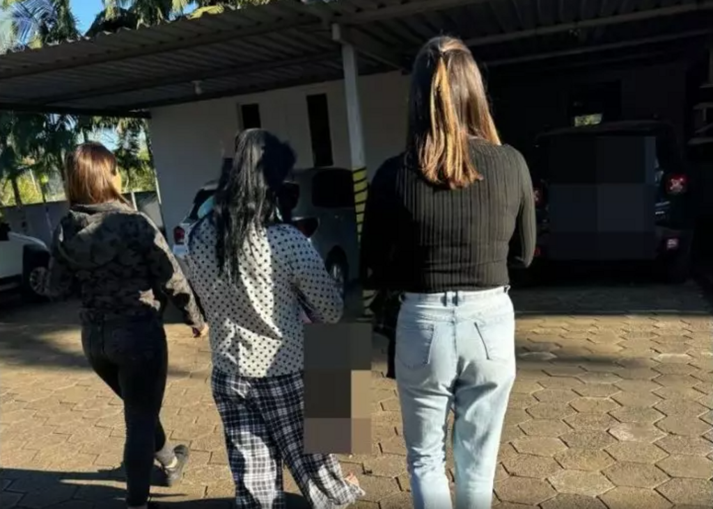 Mulher é presa em Ascurra suspeita de torturar a própria filha