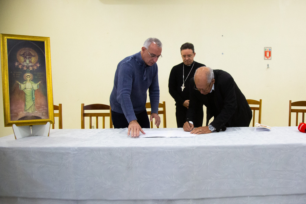 Foto: Beto Albert (Diário) - O projeto de lei foi assinado pelo arcebispo metropolitano, Dom Leomar Brustolin, o prefeito de Santa Maria, Jorge Pozzobom (PSDB) e o presidente da Câmara dos Vereadores de Santa Maria, Manoel Badke (União Brasil).