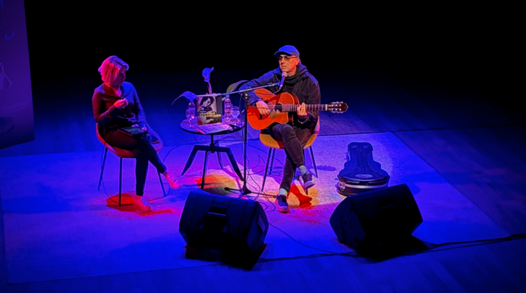 Com Theatro Treze de Maio lotado, Zeca Baleiro faz show e bate-papo descontraído na 51º Feira do Livro de Santa Maria