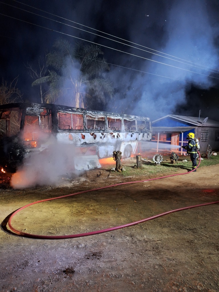 Ônibus é consumido por incêndio em reserva indígena de Ipuaçu