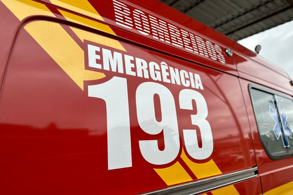 Imagem reprodução - Adolescente é socorrido pelo Corpo de Bombeiros após queda em escola de Imbituba