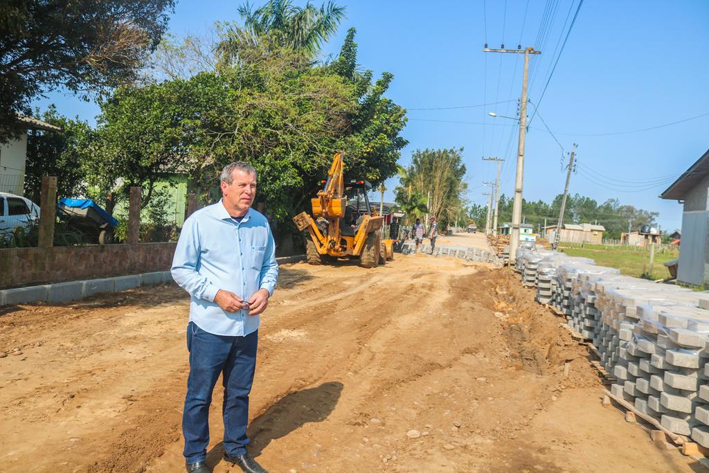PREFEITO MOACIR TEIXEIRA VISITA OBRAS  EM ANDAMENTO EM SÃO JOÃO DO SUL