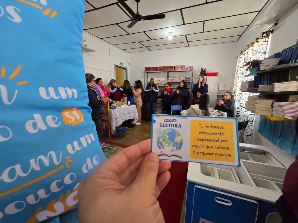 ESCOLA MUNICIPAL CARLOTA VIEIRA DA CUNHA INAUGURA SALA DE LEITURA.