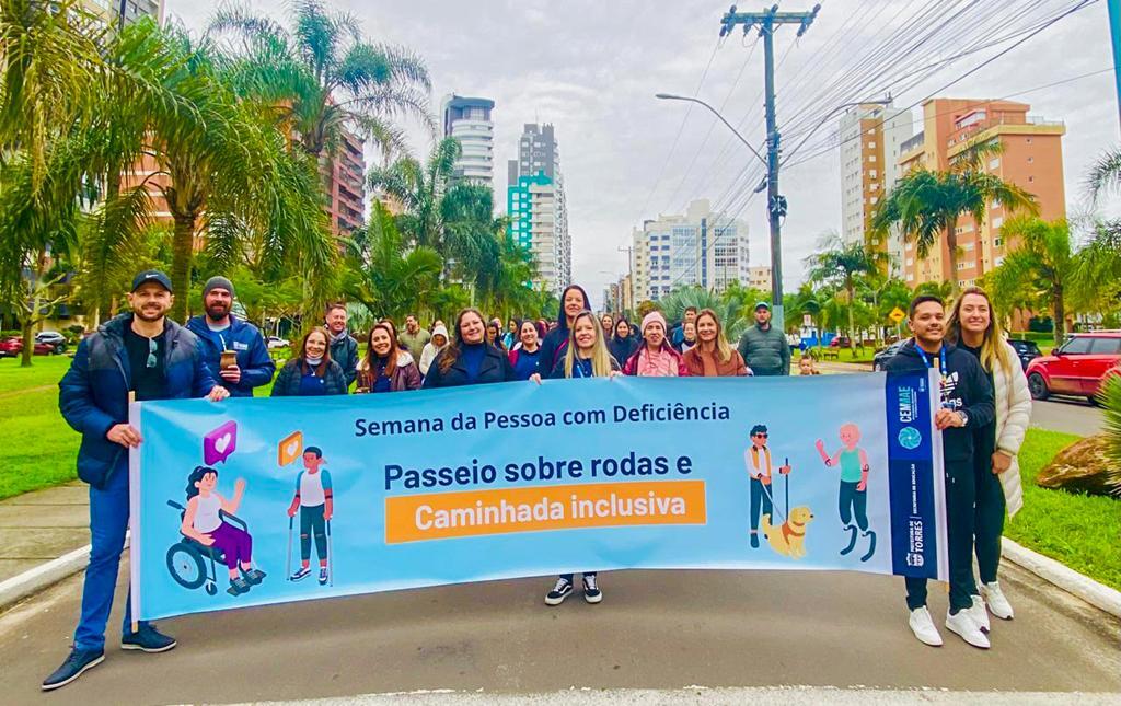 APAE DE TORRES PARTICIPOU DO PASSEIO SOBRE  RODAS E CAMINHADA INCLUSIVA